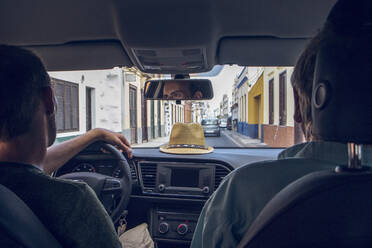 Zwei Männer fahren in einem Auto in den Straßen von San Sebastian, La Gomera, Spanien - MAMF01206