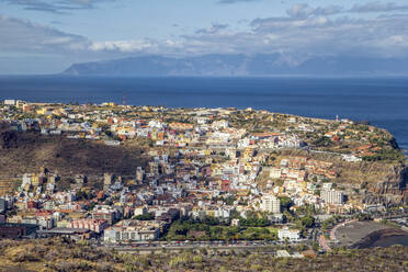 Blick auf San Sebastian de La Gomera, mit Teneriffa im Hintergrund, Kanarische Inseln, Spanien - MAMF01207