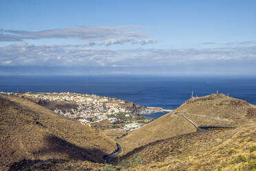 Blick auf San Sebastian de La Gomera, mit Teneriffa im Hintergrund, Kanarische Inseln, Spanien - MAMF01209