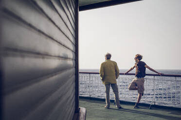 Vater und Sohn stehen auf einer Fähre, Kanarische Inseln, Spanien - MAMF01212
