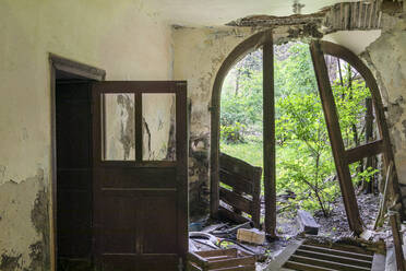 Verfallendes Badehaus in Mitterbad bei St. Pankraz im Ulental, Südtirol, Italien - PSTF00589