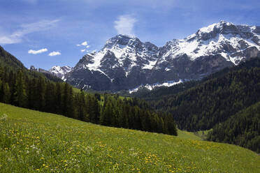 Panoramablick auf die Berge im Gadertal, Südtirol, Italien - PSTF00598