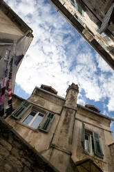 Kroatien, Istrien, Rovinj, Alte Gebäude in der Stadt, Blick von unten - PSTF00609