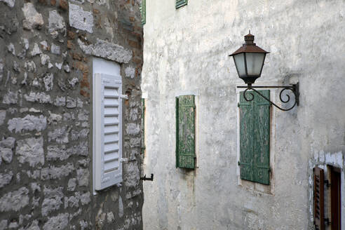 Kroatien, Istrien, Rovinj, Alte Gebäude in der Stadt mit Straßenlaterne - PSTF00615