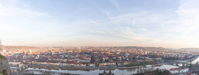 Deutschland, Bayern, Würzburg, Panorama des Himmels über dem Stadtfluss und den umliegenden Gebäuden in der Abenddämmerung - MMAF01277