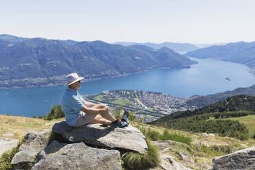 Wanderer auf dem Cimetta-Gipfel mit Blick auf den Lago Maggiore und Ascona, Locarno, Tessin, Schweiz - GWF06497