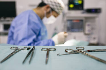 Chirurgische Instrumente, die für die Verwendung in einer Tierklinik vorbereitet sind - ABZF02987