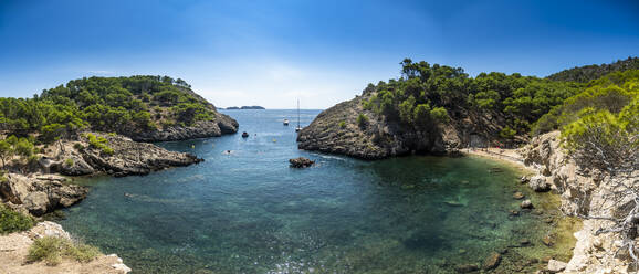 Spain, Balearic Islands, Camp de Mar, Calo den Monjo cove in summer - AMF07891