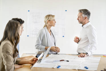 Älterer Geschäftsmann und Frau leitet Workshop im Büro - PESF01830