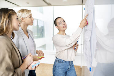 Senior businesswoman leading workshop in office - PESF01840