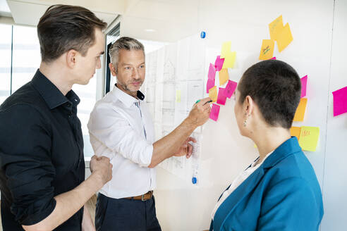 Team von Geschäftsleuten beim Brainstorming im Büro - PESF01853