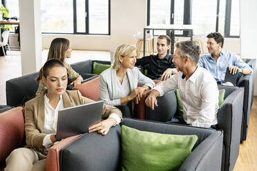 Business people meeting in sitting corner, talking - PESF01867