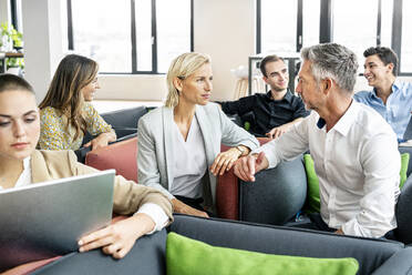 Business people meeting in sitting corner, talking - PESF01868
