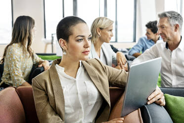 Business people meeting in sitting corner, talking - PESF01869