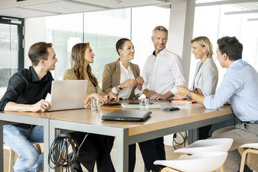 Geschäftsleute bei einem Workshop im Büro, die Pläne besprechen - PESF01870