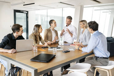 Geschäftsleute bei einem Workshop im Büro, die Pläne besprechen - PESF01872