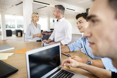 Geschäftsleute bei einem Workshop im Büro, die Pläne besprechen - PESF01874