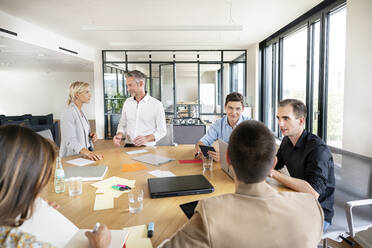 Geschäftsleute bei einem Workshop im Büro, die Pläne besprechen - PESF01875