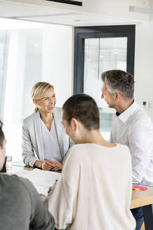 Älterer Geschäftsmann und Frau leitet Workshop im Büro - PESF01925