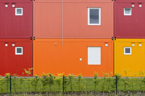 Buntes zweistöckiges Containergebäude - HBIF00057