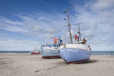 Dänemark, Thorup, Zurückgelassene Fischerboote am sandigen Küstenstrand - KEBF01465