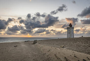 Dänemark, Lonstrup, Wolken über Rubjerg Knude Leuchtturm in der Abenddämmerung mit Nordsee im Hintergrund - KEBF01472