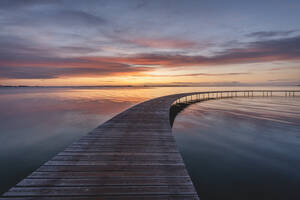 Dänemark, Aarhus, Langzeitbelichtung der Unendlichen Brücke und der Bucht von Aarhus bei Sonnenaufgang - KEBF01474