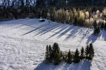 Deutschland, Bayern, Reit im Winkl, Blick aus dem Hubschrauber auf eine verschneite Landschaft in den Chiemgauer Alpen - AMF07897
