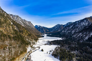 Deutschland, Bayern, Reit im Winkl, Blick aus dem Hubschrauber auf ein schneebedecktes Tal in den Chiemgauer Alpen - AMF07898