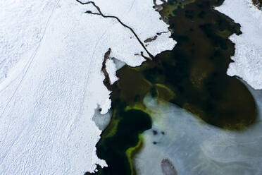 Deutschland, Bayern, Reit im Winkl, Blick aus dem Hubschrauber auf Weitsee und Lodensee im Winter - AMF07900