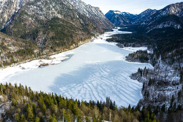 Deutschland, Bayern, Reit im Winkl, Blick aus dem Hubschrauber auf einen zugefrorenen See im Wintertal der Chiemgauer Alpen - AMF07901