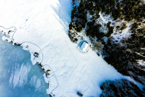 Deutschland, Bayern, Reit im Winkl, Blick aus dem Hubschrauber auf Weitsee und Lodensee im Winter - AMF07903