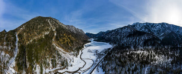 Deutschland, Bayern, Reit im Winkl, Blick aus dem Hubschrauber auf ein schneebedecktes Tal in den Chiemgauer Alpen - AMF07904