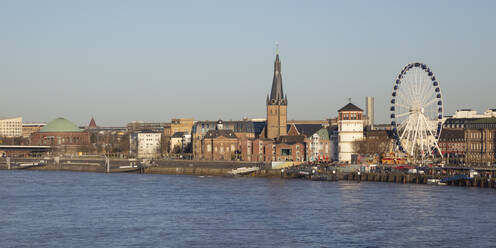 Deutschland, Nordrhein-Westfalen, Düsseldorf, Stadt am Wasser mit Riesenrad und St. Lambertus Kirche im Hintergrund - WIF04190