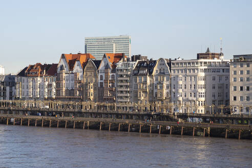 Deutschland, Nordrhein-Westfalen, Düsseldorf, Altstadthäuserreihe an der Uferpromenade - WIF04191