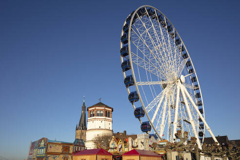 Deutschland, Nordrhein-Westfalen, Düsseldorf, Blick von unten auf das Riesenrad vor blauem Himmel - WIF04193