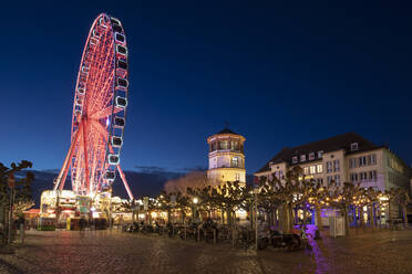 Deutschland, Nordrhein-Westfalen, Düsseldorf, Burgplatz bei Nacht mit beleuchtetem Riesenrad im Hintergrund - WIF04195