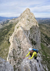 Lächelnde Frau beim Bergsteigen am Bernia-Grat, Costa Blanca, Alicante, Spanien - ALRF01731