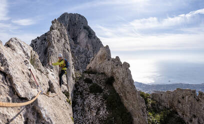 Frau beim Bergsteigen am Bernia-Grat, Costa Blanca, Alicante, Spanien - ALRF01732