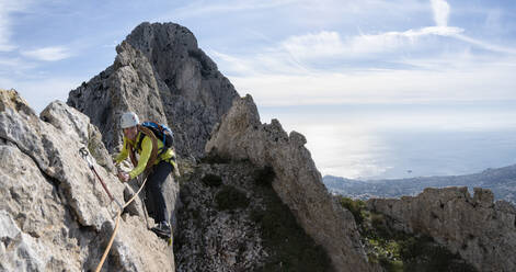 Lächelnde Frau beim Bergsteigen am Bernia-Grat, Costa Blanca, Alicante, Spanien - ALRF01733