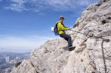 Frau beim Bergsteigen am Bernia-Grat, Costa Blanca, Alicante, Spanien - ALRF01735