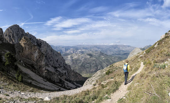 Frau beim Wandern an der Bernia Ridge, Costa Blanca, Alicante, Spanien - ALRF01736