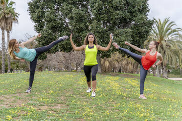 Sportliche junge Frauen beim Training in einem Park - DLTSF00579