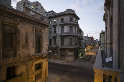 Heruntergekommene Gebäude im Stadtzentrum, Havanna, Kuba - PAF01911