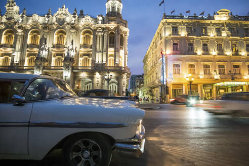 Oldtimer auf der Straße bei Nacht, Havanna, Kuba - PAF01915