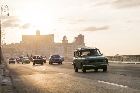 Oldtimer auf der Straße am Malecon, Havanna, Kuba, lizenzfreies Stockfoto