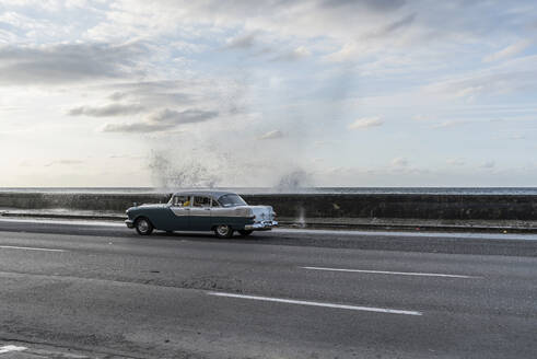 Oldtimer auf der Straße am Malecon, Havanna, Kuba - PAF01930
