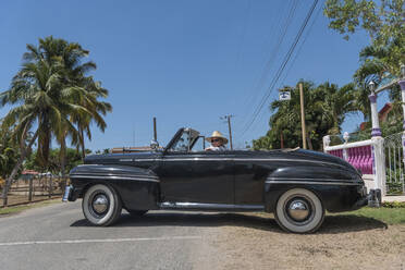 Frau in einem Oldtimer-Cabrio auf Kuba - PAF01935