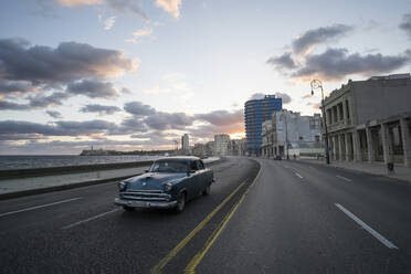 Oldtimer auf der Straße am Malecon, Havanna, Kuba - PAF01941