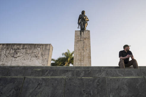 Tourist beim Ausruhen am Che Guevara-Mausoleum, Santa Clara, Kuba - PAF01945
